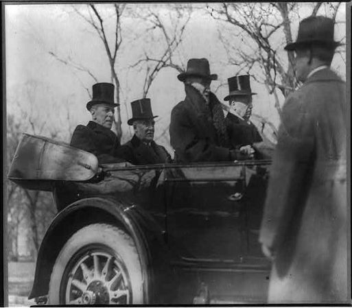 Warren G. Harding (1921-23) camino a la ceremonia de su asunción