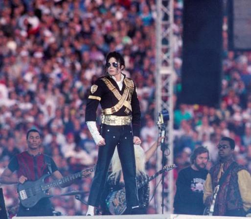 El espectáculo ofrecido por Beyonce hizo recordar a muchos dos de los más impactantes de la historia. En primer lugar, el inolvidable e histórico show que presentó Michael Jackson.