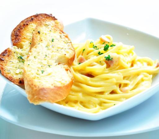 No es necesario suprimir las pastas y el pan. Ningún plan de reducción de peso que sea saludable los debe suprimir por completo debido a que son una fuente importante de carbohidratos. La alternativa es limitar las porciones.