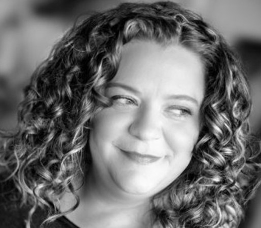 Eve Mayer es experta en LinkedIn. Además, escribe sobre herramientas de Social Media como Pinterest, Instagram, Google + @LinkedInQueen