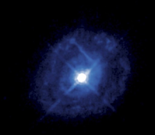 ¿Se convertirá el Sol en un agujero negro? Las estrellas como el Sol no son lo bastante masivas para convertirse en agujeros negros. Lo que sucederá, dentro de varios miles de millones de años, es que el Sol expulsará sus capas externas y su núcleo formará una enana blanca: una bola densa de carbono y oxígeno que ya no produce energía nuclear, pero que brilla debido a su alta temperatura.