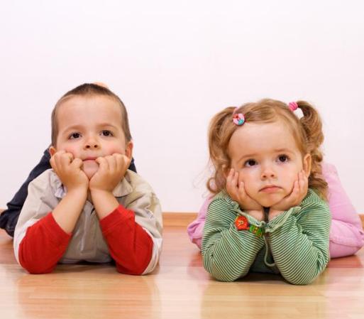 Manejar el aburrimiento. Los niños, lo sabemos, se aburren con asombrosa facilidad. Necesitan estar constantemente emprendiendo alguna aventura o inventando algún juego. Pero hay ocasiones, como un festejo familiar, una ceremonia o en una sala de espera, en que es preciso que se queden sentados y en silencio.