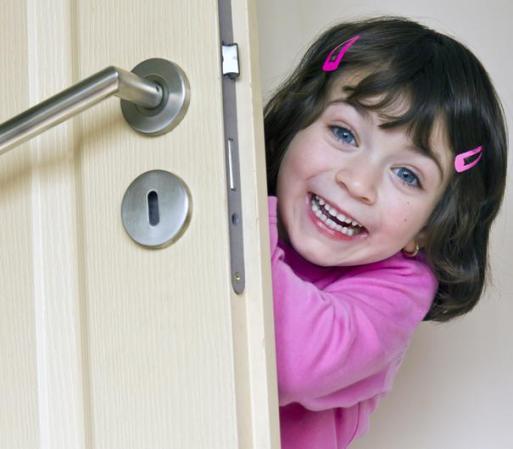 Pedir permiso. Golpear la puerta antes de entrar a una habitación o preguntar si puede hacer tal cosa antes de lanzarse a hacerla es básico en una buena educación.
