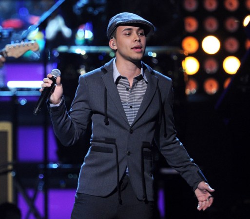 Prince Royce prefiere relajarse antes de una presentación, así que acude temprano al lugar del concierto y se sienta tranquilamente a tomar un té, mientras contempla la locación.