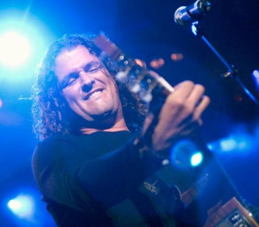 Carlos Vives. Ganador de un Premio Grammy y 3 Latin Grammy, este cantante colombiano ha vendido millones de discos en todo el mundo, destacándose por sus melodías alegres y emocionantes. Reivindica en sus letras a su tierra de origen.