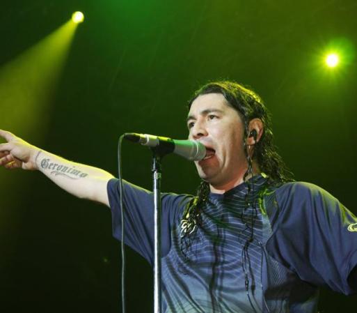 Damas Gratis es un grupo de cumbia villera, un subgénero típico de Argentina, fundado en 2000 por Pablo Lescano. Sus influencias musicales provienen principalmente del grupo peruano Los Mirlos en el uso de guitarra eléctrica y la cumbia sonidera mexicana en sus efectos electrónicos.
