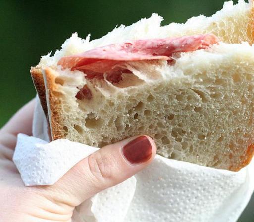 Comer regularmente. Un plan correcto para bajar de peso, contempla no sólo lo que comes, sino cada cuándo. De acuerdo con WIN ,comer moderadamente cinco veces al día, ayuda a mantener el apetito bajo control y evita llegar con demasiada hambre a las comidas principales, reduciendo así, las propabilidades de sobrepasarse.