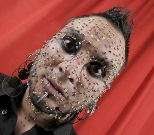 La persona con más piercings en el rostro tiene 280 aplicaciones, se llama Axel Rosales y vive en Argentina.