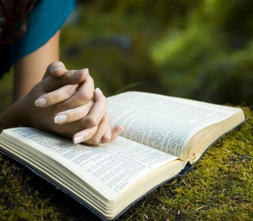 Utilizar una oración suele ser de mucha ayuda. Puedes escribirla tú o conseguir una con la que te sientas identificada. Pero sólo utilízala para dedicársela a tu ángel.