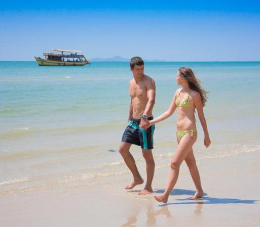 Cada playa es distinta: si están en un lugar muy urbano, quizás haya luz y movimiento hasta de noche. Tómalo de la mano y caminen. Aléjense todo lo que puedan hasta encontrar esa intimidad que liberará sus instintos más animales.