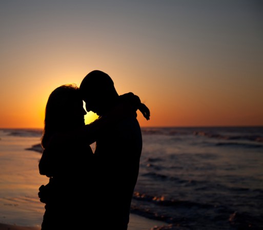 Glamour.com asegura que la noche es, por supuesto, el momento ideal: la luna y las estrellas, la espuma del mar que fosforesce en la orilla y la oscuridad que oculta sus cuerpos desnudos. Pero si el amor te sorprende durante el día, encuentra cobijo entre arbustos o, si te animas, abrácense con disimulo dentro del mar.