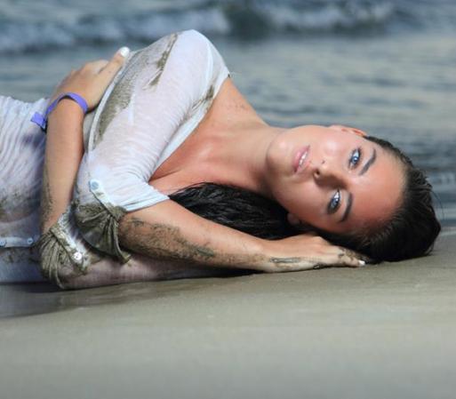 Que el sexo no sea igual al que tienen en la cama, en tu casa. Sitúate y capitaliza el ambiente que te rodea: utiliza el agua, siente el viento, estruja la arena con tus manos, si están solos grita, cuéntale al océano de tu placer.
