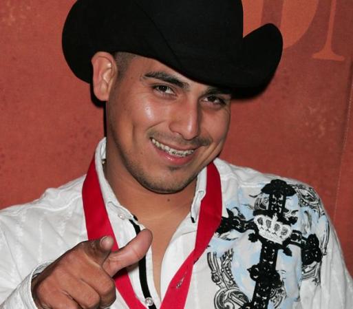 Espinoza Paz, uno de los más nominados de los premios Billboard, intentará convertirse en el Artista del Año. ¿Se lo merece?