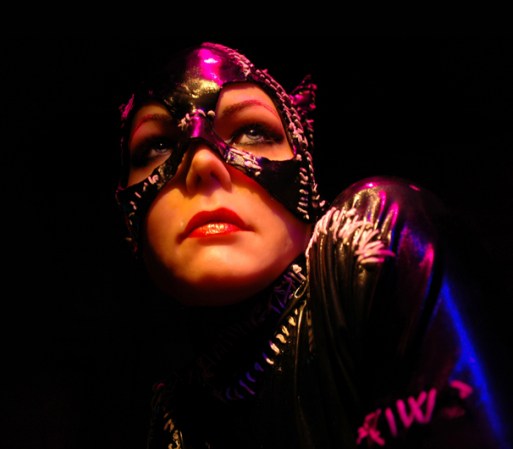 Tauro: Tu cuerpo sensual o tus formas seductoras tan sugerentes, bien valen la pena encerrar en un traje que excite la imaginación y los sentidos. Ideas: Miss Universo, vigilante de la playa, Catwoman o cualquier vestido de la familia Picapiedra.