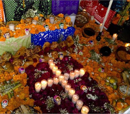 Las velas son esenciales para iluminar el camino de las almas y alejar de su trayecto a los malos espíritus. Además, simbolizan el fuego, pues los altares incorporan representaciones de los cuatro elementos de la naturaleza: Agua, tierra, fuego y aire.