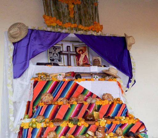 El pan de muerto y las calaveritas de azúcar, ajonjolí o chocolate con el nombre del difunto; son infaltables en un altar para el Día de Muertos.