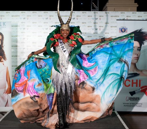Miss Angola Jurema Ferraz, se transformó en un ser mítico debajo del que fuera su traje típico en el certamen de Miss Universo 2010.