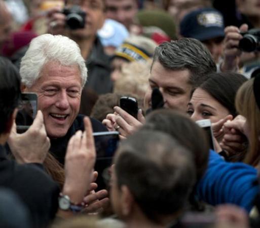El ex presidente Bill Clinton ha sido una de las piezas claves de la campaña del presidente Barack Obama. Anoche continuó con sus actos proselitistas a favor del mandatario.
