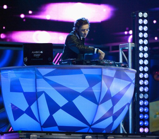 Erick Rincon miembro de 3Ball MTY hace bailar a todos desde el cubículo del DJ