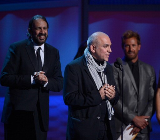 Juan Luis Guerra y el productor Jose Tillan aceptan el merecido premio a mejor video musical.