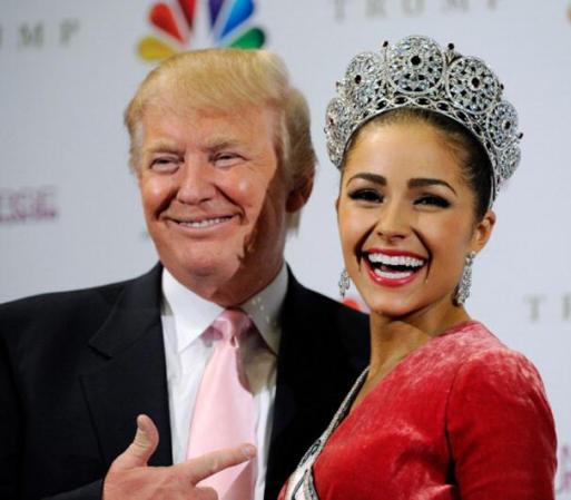 Donald Trump, padre del certamen, posa orgulloso junto a la nueva Miss Universo.