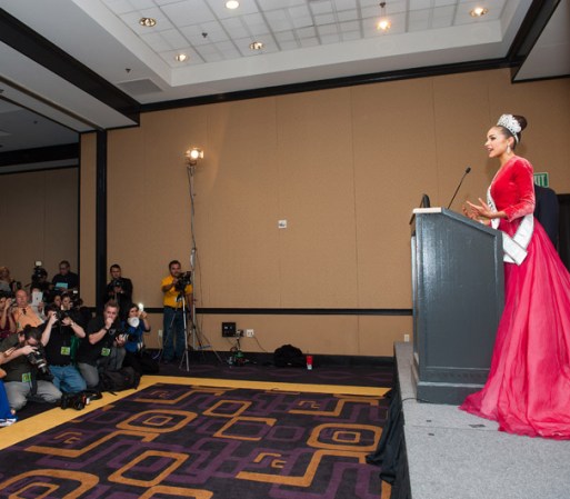 Primera conferencia de prensa de la flmante Miss Universo. A partir de aquí comienza para ella un año lleno de fotógrafos, viajes, fama y aventuras.