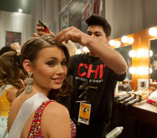 Miss Lituania, Greta Mikalauskyte, se arregla el cabello en los camarines.