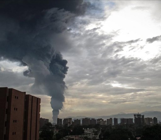 12 DE AGOSTO, 2013: Controlan un incendio en una refinería venezolana que obligó a evacuar a la población de Puerto La Cruz
