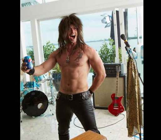 Estos encantos quedan a la vista cuando el actor se quita la camisa para interpretar en el comercial a un “rockero”.