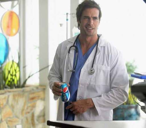 Y este despliegue de personalidades para el comercial de Pepsi, termina con Levy interpretando a un doctor, sin duda una de las fantasías favoritas de sus admiradoras, que les gustaría que el calmara su alta temperatura.