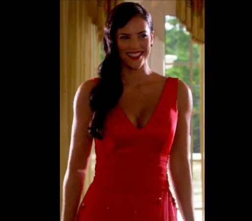 Tremendo vestido apretado rojo, hará parar el tráfico.
