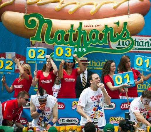 En el 2011, Joey Chestnut ganó el concurso con la cantidad de 62 hot dogs.