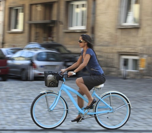 2. No uses el auto. En lugar de salir de paseo en automóvil saca la bicicleta y pasea por la zona en donde vives.