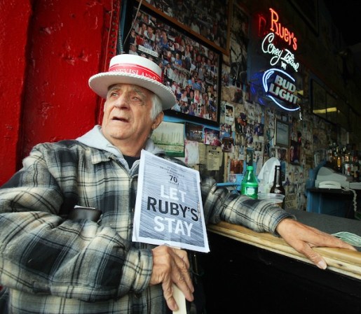 Un ejemplo fue en el 2010 cuando la gente se reunió a proteger el emblemático bar Ruby's