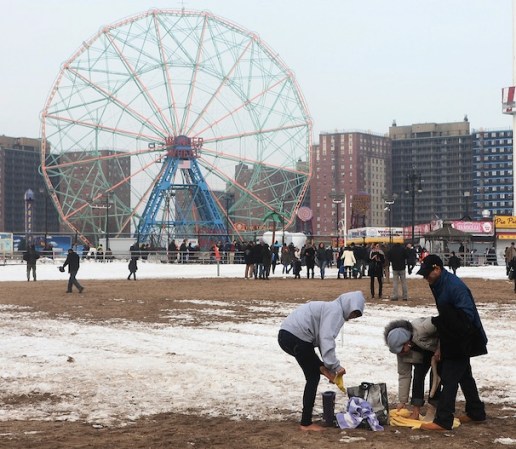 Muy frecuentemente en enero la playa luce cubierta de nieve.
