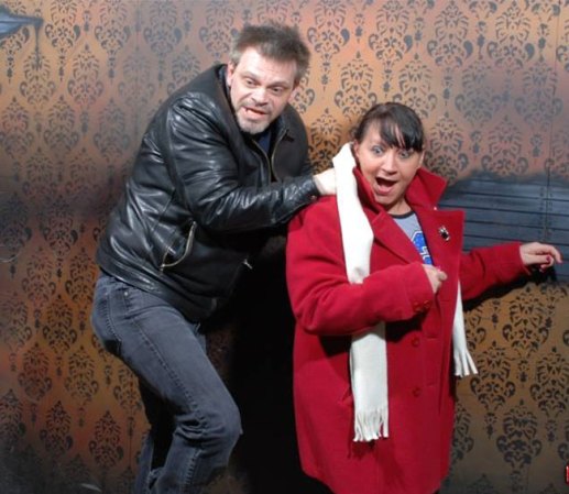 Fotos tomadas a quienes visitan la Casa del Horror Nightmares Fear Factory en Niagara Falls, Canadá, Lo que no se revela es la causa del espanto.