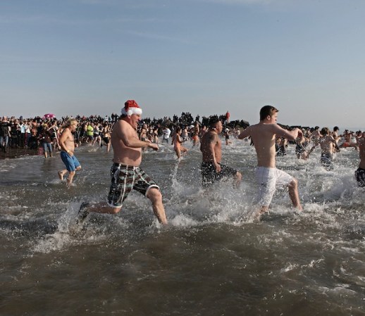 El 1 de enero se reúne el Club de los Osos Polares a darse un chapuzón de agua fría en el mar.