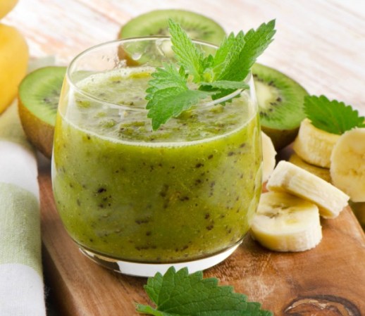 Otras de las ventajas de los smoothies es que son alimentos completos, son rápidos de preparar, puedes agregarles los nutrientes que desees y, al ser una comida licuada, es más fácil de digerir.