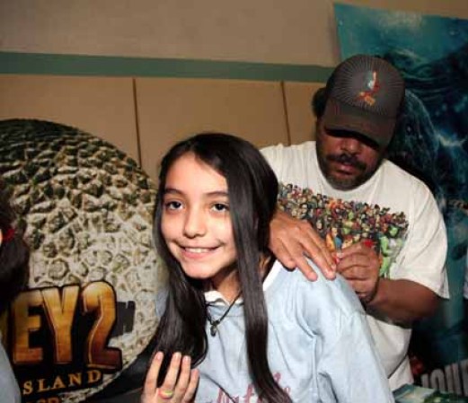 El actor neoyorquino Luis Guzmán apoya la causa contra el cierre de escuelas en la ciudad. Aquí lo vemos firmándole un autógrafo a una adolescente que acudió a la protesta.