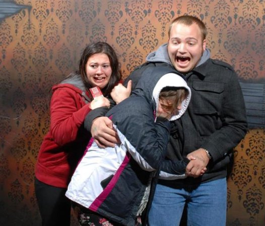 Fotos tomadas a quienes visitan la Casa del Horror Nightmares Fear Factory en Niagara Falls, Canadá, Lo que no se revela es la causa del espanto.