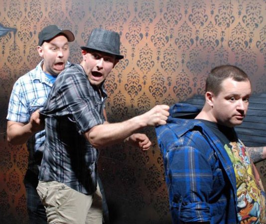 Fotos tomadas a quienes visitan la Casa del Horror Nightmares Fear Factory en Niagara Falls, Canadá, Lo que no se revela es la causa del espanto.