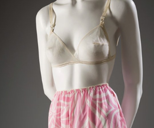 Llegaron también los diseños de Rudi Gernreich y su provocativo “no-bra” un brasiere sin varillas que se adaptaba a la forma natural del busto.