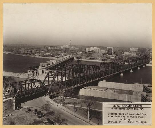 El puente junto a la represa del Río Mississippi.