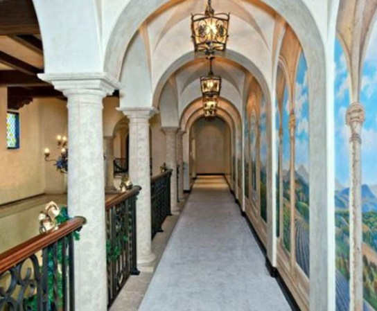 El pelotero de grandes ligas, Barry Bonds, puso en venta su lujosa mansión de Beverly Hills, en California. La estructura consta con esplendorosas amenidades.