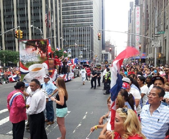 Cientos de miles de personas tomaron las calles de Nueva York para festejar el Gran Desfile Nacional Dominicano, una cita ya clásica y que cada año llena la Sexta avenida de música y colorido.