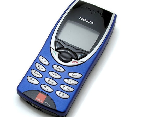 ¿Te acuerdas del juego de la serpiente? El innovador Nokia 8210 introdujo la primera generación de juegos en el celular en el 1999. Este modelo también tenía carcasas intercambiables.