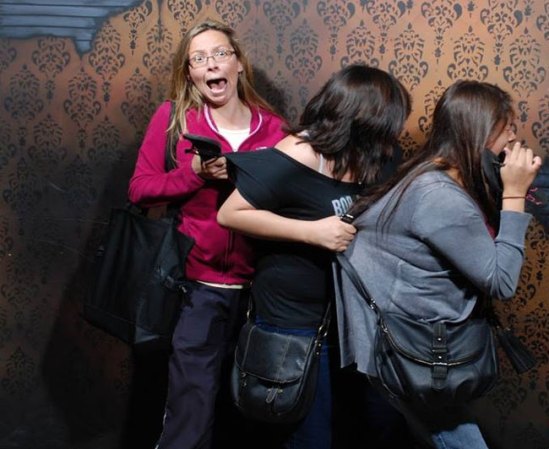 Fotos tomadas a quienes visitan la Casa del Horror Nightmares Fear Factory en Niagara Falls, Canadá, Lo que no se revela es la causa del espanto.