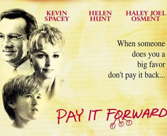 Una maravillosa propuesta: "Pay it forward" es un canto al optimismo, a creer que la sociedad puede ser mejor, que el ser humano aún no se corrompió. Un canto al amor.