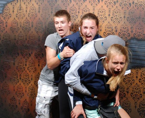 Fotos tomadas a quienes visitan la Casa del Horror Nightmares Fear Factory en Niagara Falls, Canadá, Lo que no se revela es la causa del espanto.