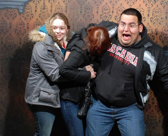 Fotos tomadas a quienes visitan la Casa del Horror Nightmares Fear Factory en Niagara Falls, Canadá, Lo que no se revela es la causa del espanto.